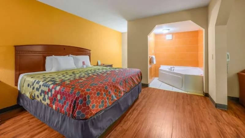 Econo Lodge Decatur South Jacuzzi room