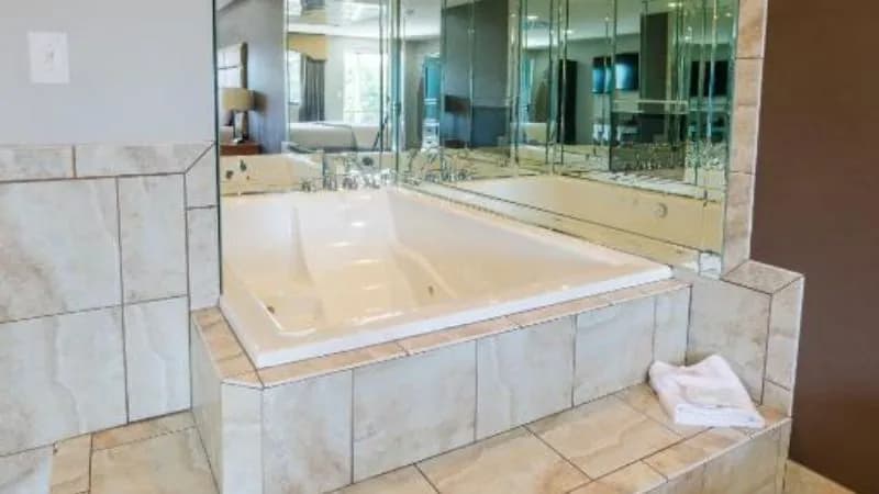 Gadsden Inn & Suites Jacuzzi room