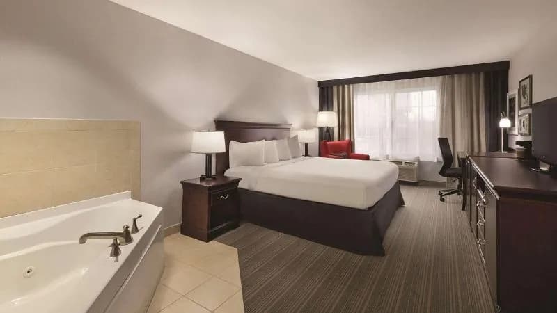 Garner Hotel Madison – Huntsville Airport Jacuzzi room