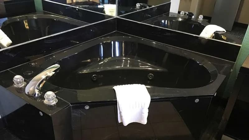 GuestHouse Dothan Jacuzzi room
