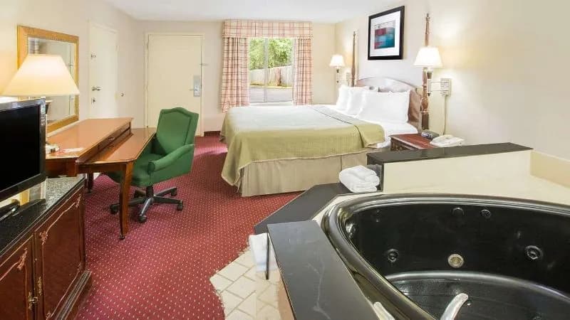 Howard Johnson by Wyndham Dothan Jacuzzi room