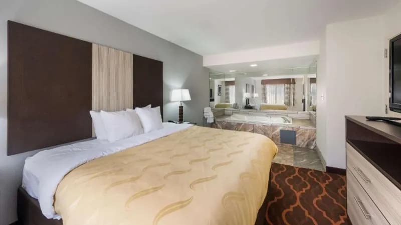 Quality Inn & Suites Huntsville Research Park Area Jacuzzi room