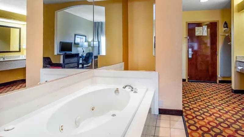 Quality Inn & Suites Montgomery East Carmichael Rd Jacuzzi room