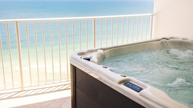 Turquoise Place Jacuzzi room