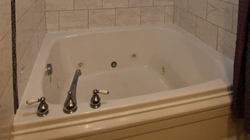 7 Gables Inn & Suites Jacuzzi room