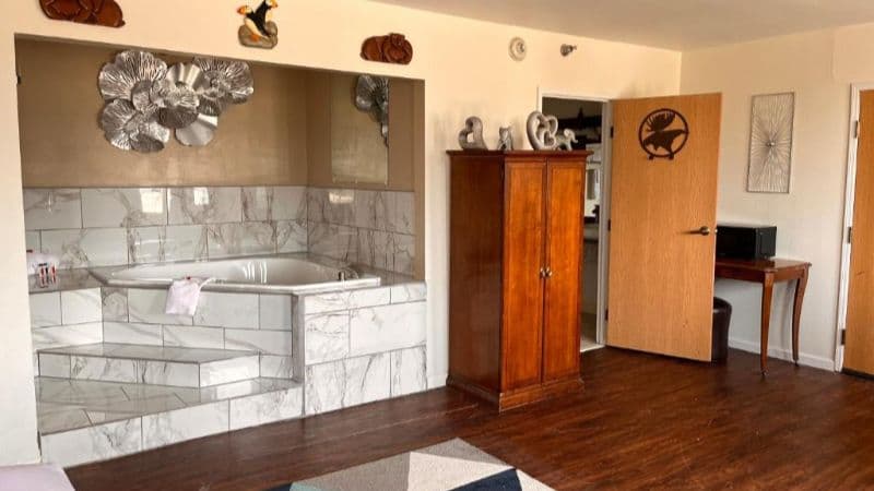 Ramada by Wyndham Anchorage Jacuzzi room