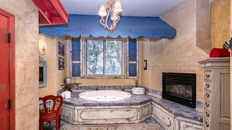 Adobe Grand Villas Jacuzzi room