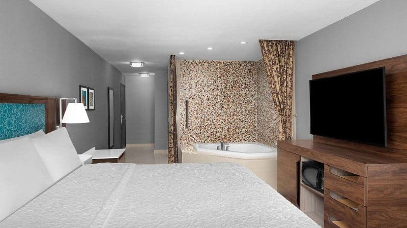 Hampton Inn Phoenix-Biltmore Jacuzzi room
