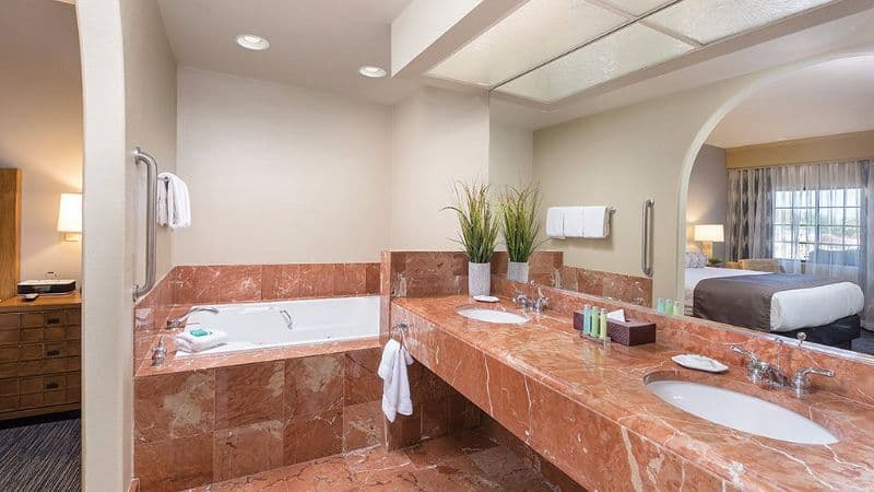 Legacy Golf Resort Jacuzzi room