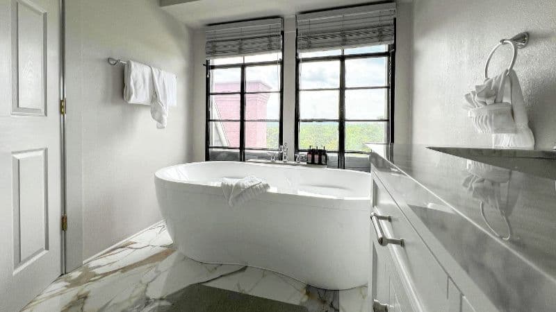 1886 Crescent Hotel and Spa Jacuzzi room
