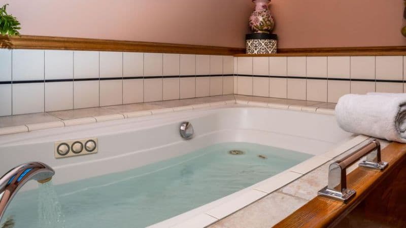 Angel at Rose Hall Jacuzzi room