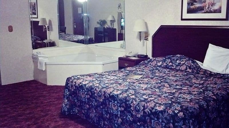 Apple Blossom Inn Jacuzzi room