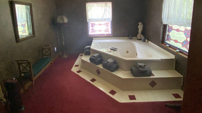 Benton Place Inn Jacuzzi room