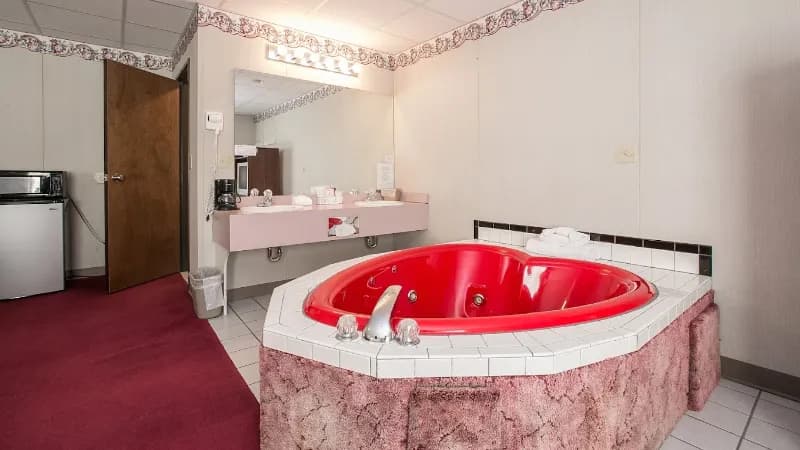 Candlewick Inn and Suites Jacuzzi room