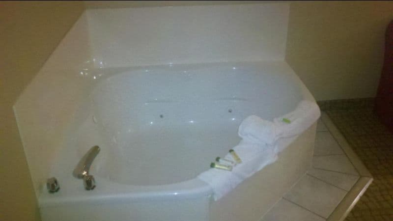 DoubleTree Club by Hilton Springdale Jacuzzi room
