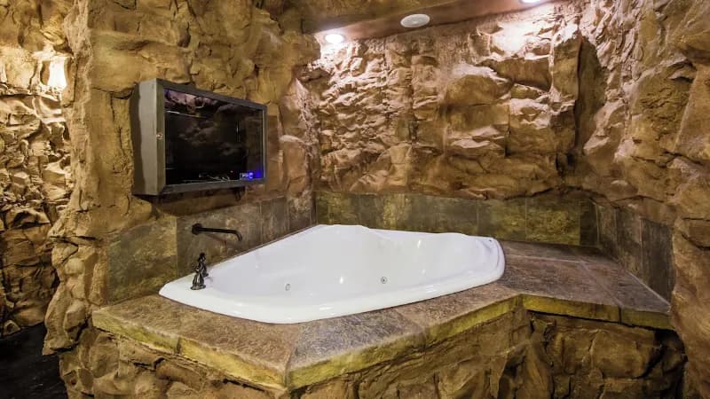 Eureka Springs Treehouses Jacuzzi room