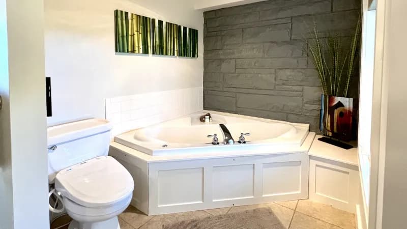 Eureka Zen Jacuzzi room