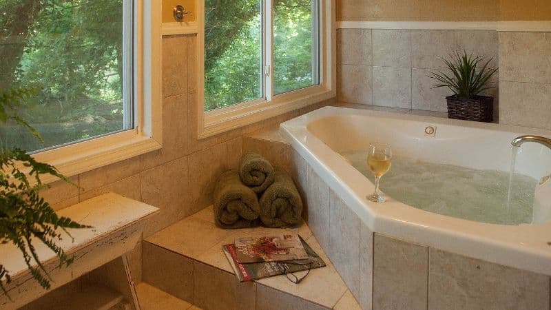 Lake Lucerne Resort and Ranch Jacuzzi room
