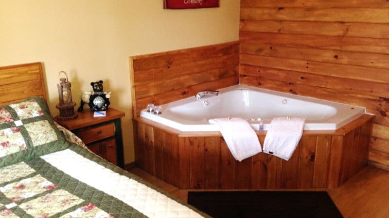 Lookout Lodge Jacuzzi room