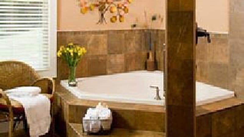 Lookout Point Lakeside Inn Jacuzzi room