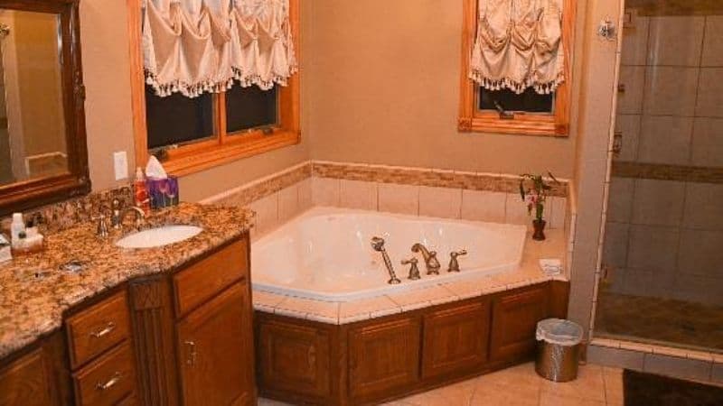 Mountain Memories Bed and Breakfast Jacuzzi room