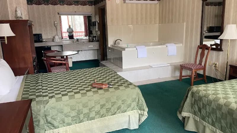 Ozarka Lodge Jacuzzi room