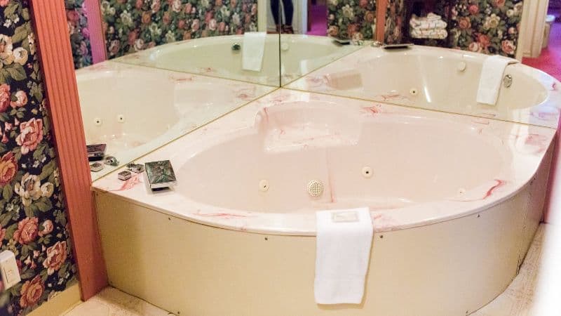 Razorback Lodge Jacuzzi room