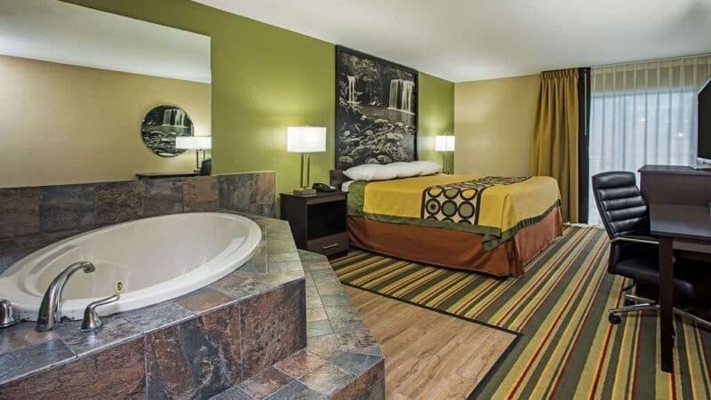 Super 8 by Wyndham Paragould Jacuzzi room