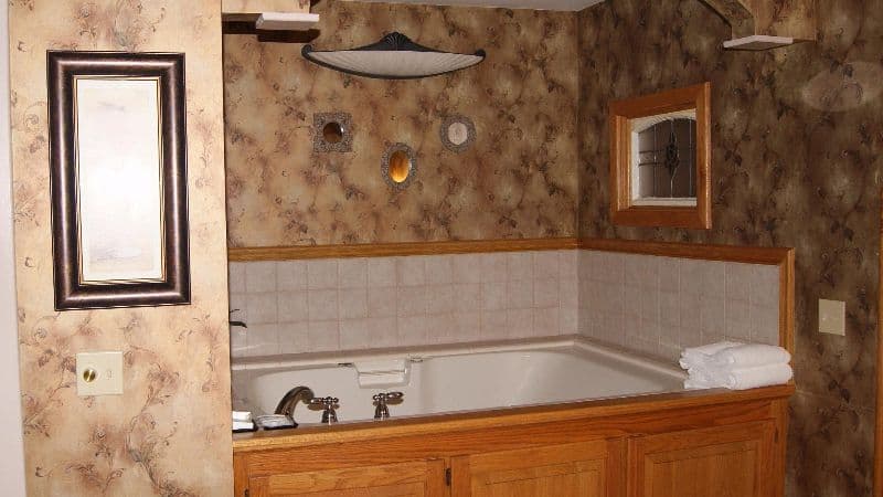 The Brownstone Inn Jacuzzi room