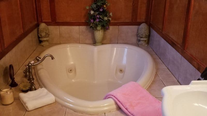 The Gables Inn Jacuzzi room
