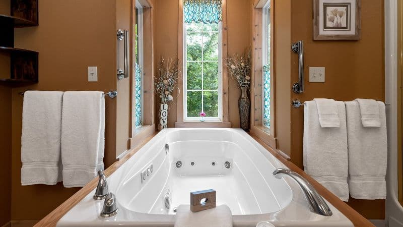 The Woods Cabins Jacuzzi room