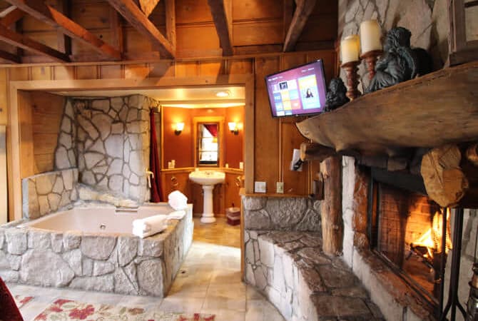 Arrowhead Pine Rose Cabins Jacuzzi room