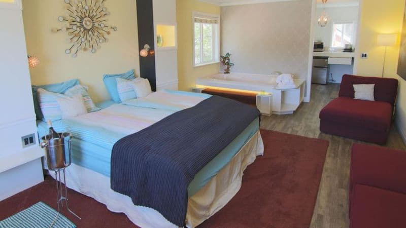 Big Bear Spa Suites Jacuzzi room