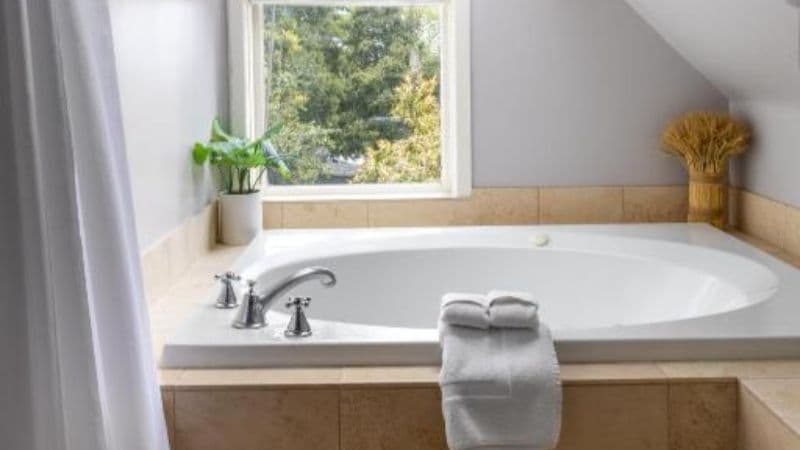 De La Vina Inn Jacuzzi room