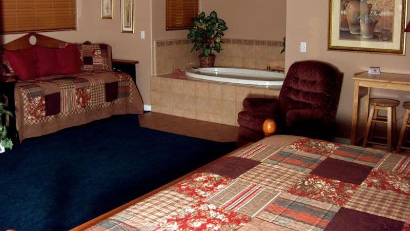 Giant Oaks Lodge Jacuzzi room