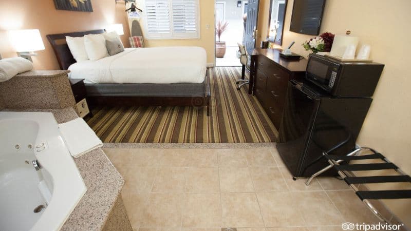 Inn by the sfo Jacuzzi room