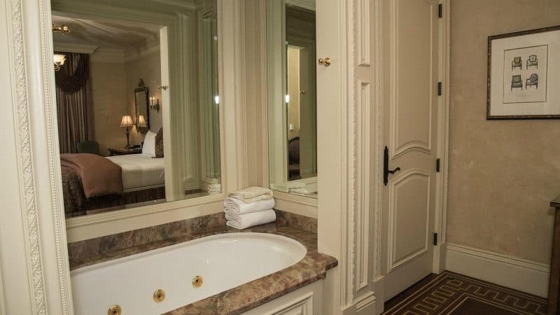 Ledson Hotel Jacuzzi room