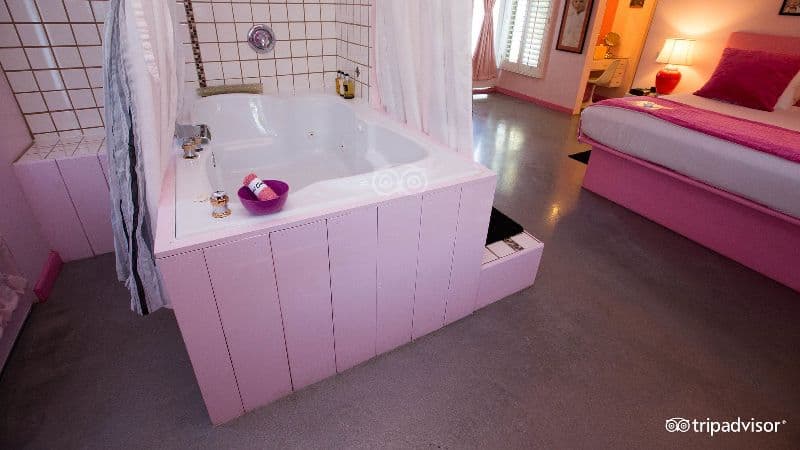 Palm Springs Rendezvous Jacuzzi room