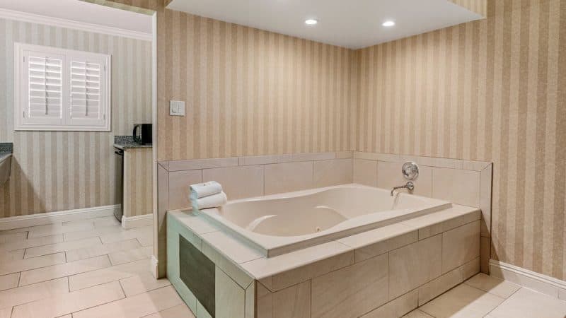 Quality Inn & Suites Maingate Jacuzzi room