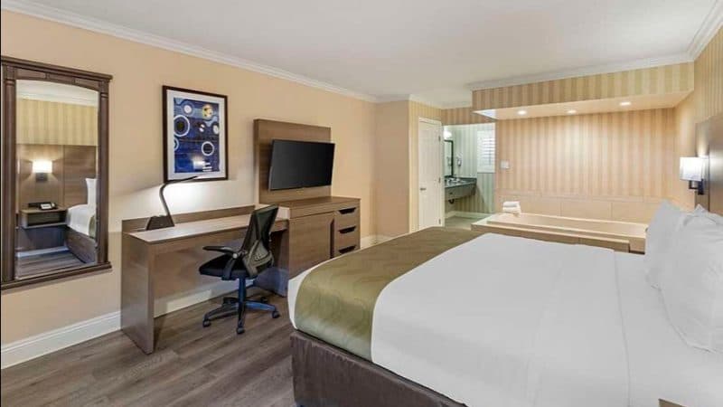 Quality Inn & Suites Maingate hotel photo 3