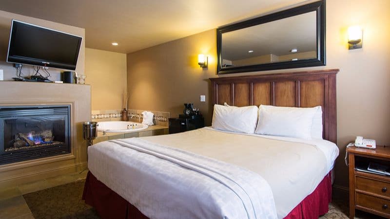 Secrets Inn Jacuzzi room