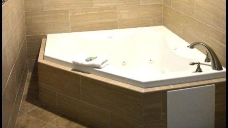 Sunset Motel Jacuzzi room