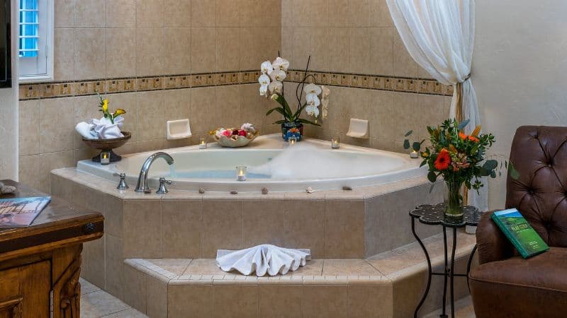 The Eagle Inn Jacuzzi room