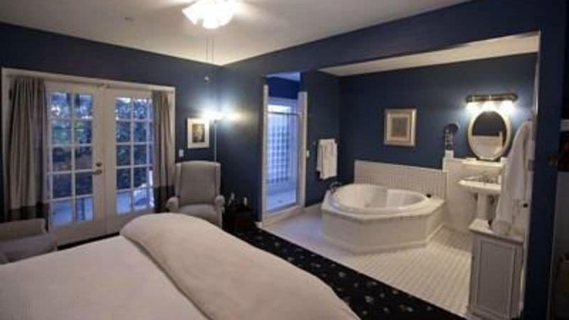 The Inn on First Jacuzzi room