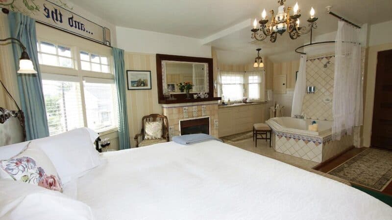 The Jabberwock Inn Jacuzzi room