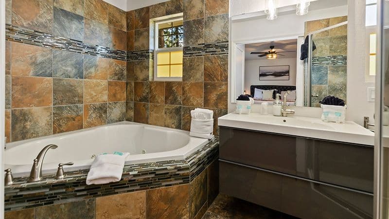 The Jeffrey Hotel Jacuzzi room