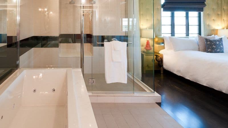 The Padre Hotel Jacuzzi room
