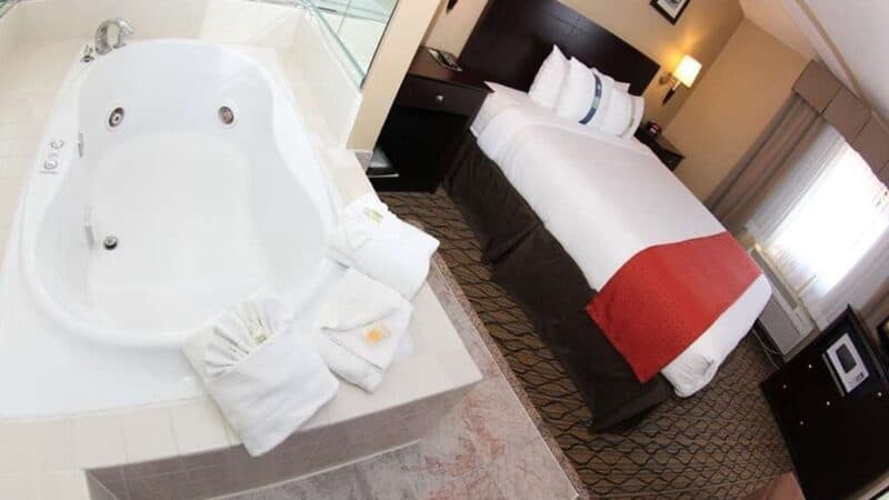 The Volare Jacuzzi room