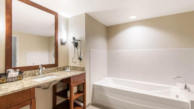 Comfort Suites Denver near Anschutz Medical Campus Jacuzzi room