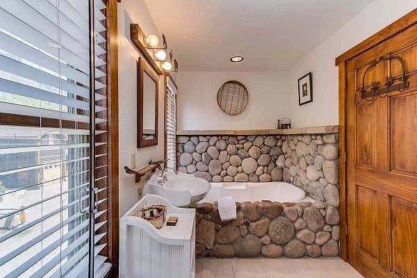 Minturn Inn Jacuzzi room